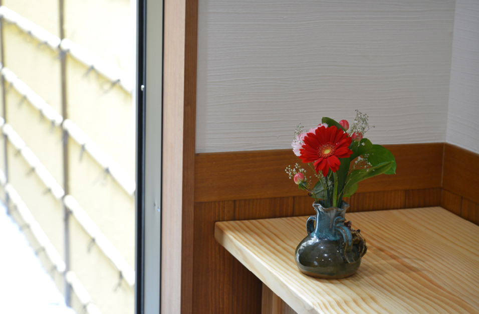 窓辺に花を飾った客室の卓