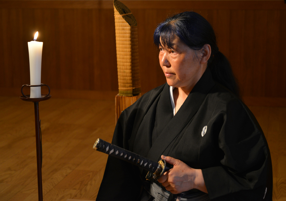 灯明の前で静かに佇む佐藤里香錬士