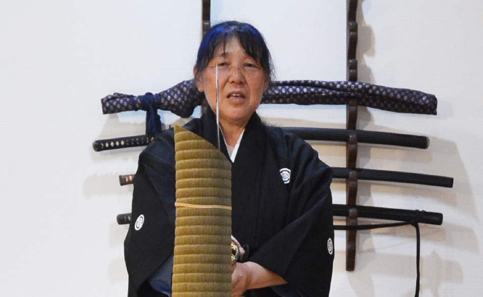 刀掛けの前で受講者に解説する講師