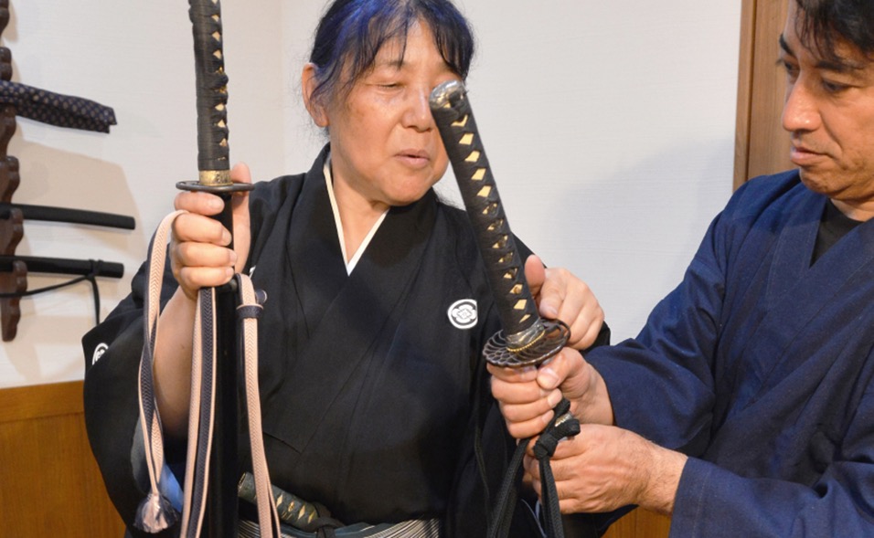 刀の持ち方を受講者に手ほどきする講師