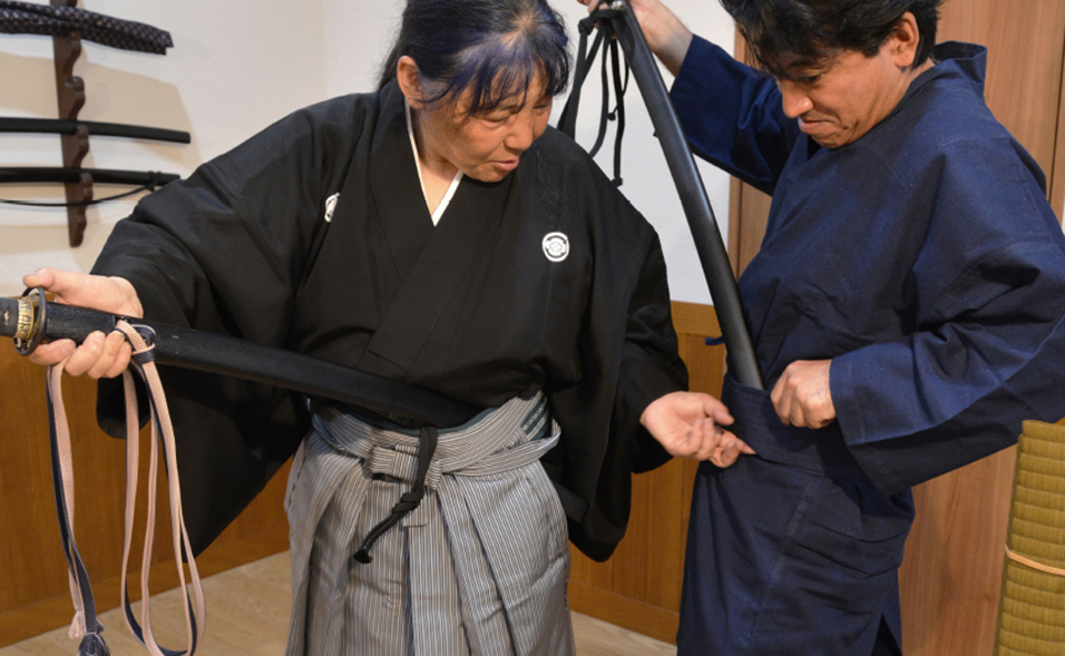 鞘の扱い方を指導する講師