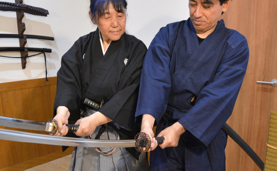模擬刀を使って実践する受講者と講師