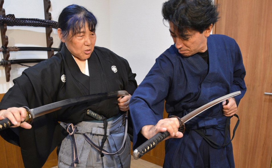 模擬刀の扱いを指導する講師