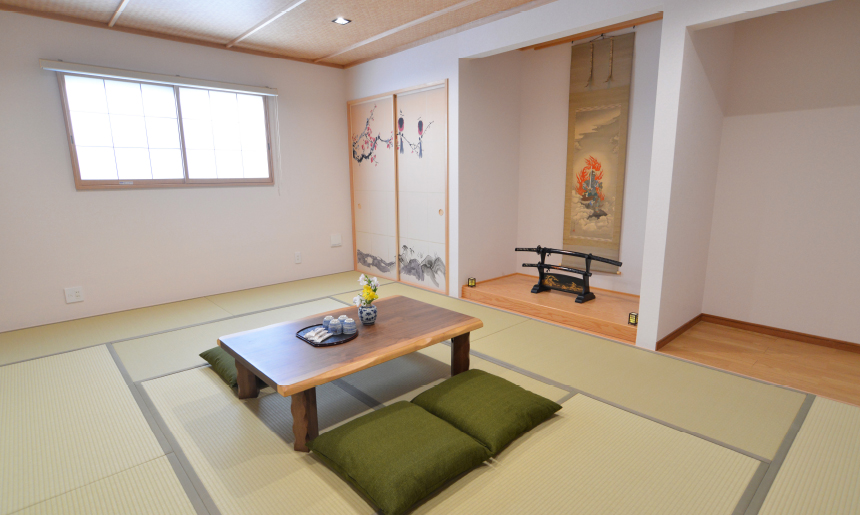 青畳の間（2F）：畳敷きの客室と座卓