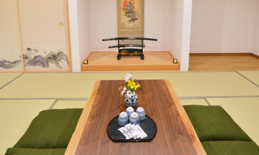 青畳の間（2F）：床の間と掛け軸