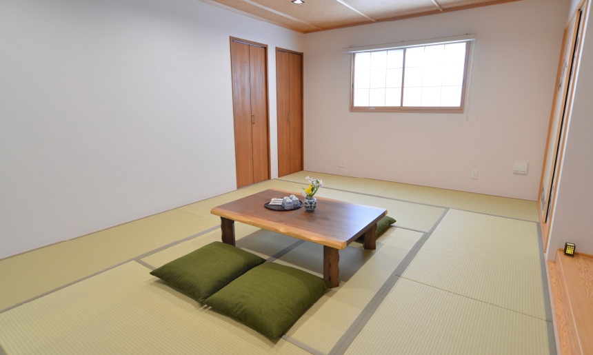 青畳の間（2F）：座卓周りの様子