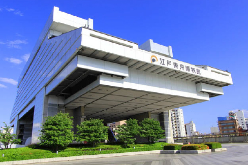 高床式の外観を持つ江戸東京博物館
