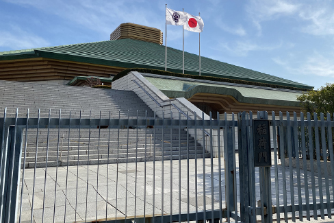緑色の銅板屋根が特徴的な両国国技館