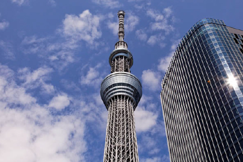 青空にそびえる東京スカイツリー