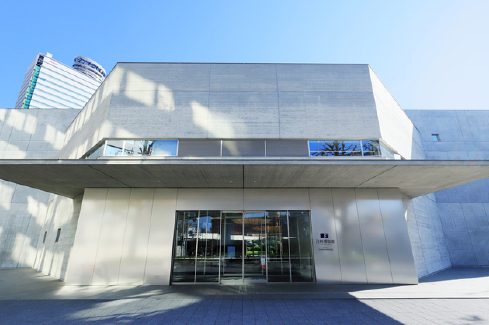 モダンな外観の刀剣博物館